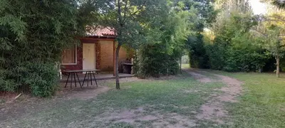 a small cabin with a picnic table in front of it at Cabañas Rio de Oro in Mina Clavero