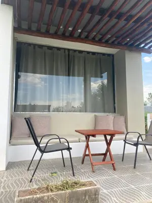 a patio with a table and chairs and a window at Complejo Don otto in Cavalango