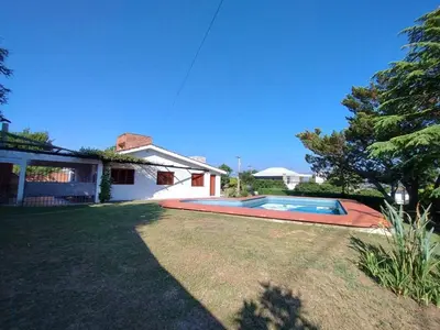 a house with a swimming pool in a yard at Casa con pileta cómoda y equipada in Villa Carlos Paz