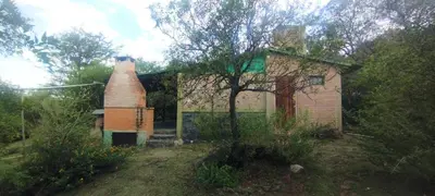 an old brick building with a chimney in the yard at Cabaña La Peulla in Cuesta Blanca