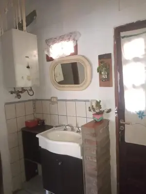 a bathroom with a sink and a mirror on the wall at CHE Camilo in Tanti