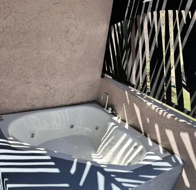 a bath tub sitting on the side of a balcony at Terra Bella Hidromasajes in San Antonio de Arredondo