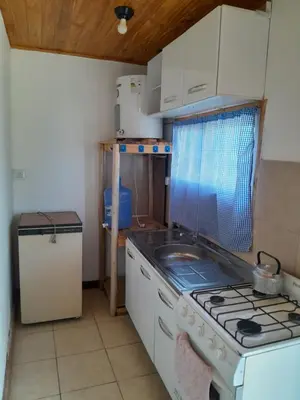 a small kitchen with a stove and a sink at Mirador de las Sierras in Villa Parque Siquiman