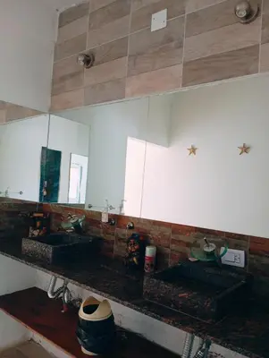 a kitchen with two sinks and two mirrors at La Cautivadora Potrero de Garay in Potrero de Garay