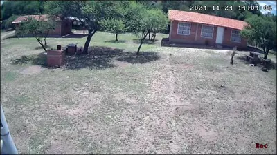 a yard with a house and a building at Cabaña las chinitas in San Lorenzo