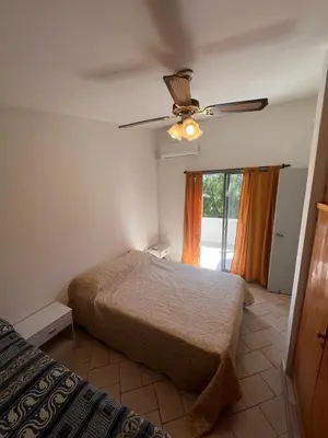 a bedroom with two beds and a ceiling fan at Carlos Paz, casa ideal para tus vacaciones soñadas in Villa Carlos Paz
