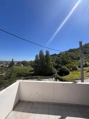 a white wall with a view of a hill at Carlos Paz, casa ideal para tus vacaciones soñadas in Villa Carlos Paz