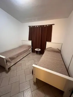 a bedroom with two beds and a table at Carlos Paz, casa ideal para tus vacaciones soñadas in Villa Carlos Paz