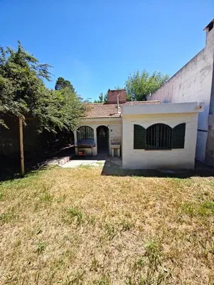 an old house with a yard in front of it at Casa Villa Carlos Paz in Villa Carlos Paz