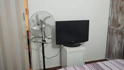 a fan and a television in a room at Kairós in Tanti