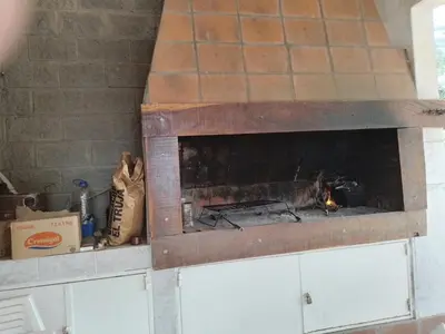 a fireplace in the middle of a kitchen at La Nora in Cuesta Blanca