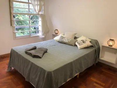 a bedroom with a bed with two pillows and a window at Chacabuco 3 Depto 1 dormitorio PAX 4 Nueva Cordoba in Cordoba