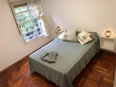 a bedroom with a large bed with a window at Chacabuco 3 Depto 1 dormitorio PAX 4 Nueva Cordoba in Cordoba