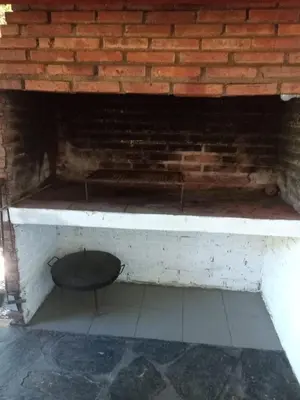 a bench in front of a brick wall at Valle de Bendición in El Rincón