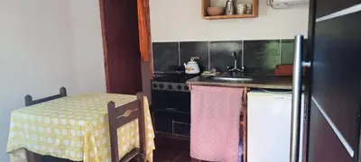 a small kitchen with a stove and a table at Las Tacuaras in Arroyo de Los Patos
