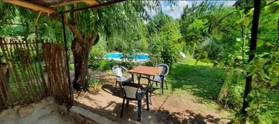 a table and chairs in a yard with a tree at Las Tacuaras in Arroyo de Los Patos