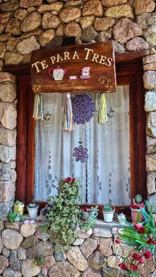 a window with a sign that reads pima trees at Cabaña Té para Tres en Merlo San Luis in Merlo