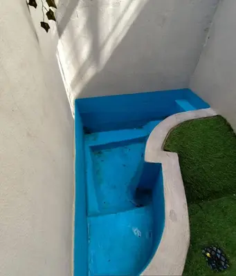 a blue bench in the corner of a building at Rondeau Studios Apartaments in Cordoba