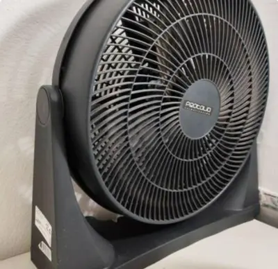 a black fan sitting on top of a table at Rondeau Studios Apartaments in Cordoba