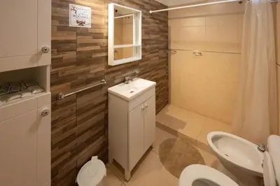 a bathroom with a sink and a toilet and a shower at Pipperland Hospedaje in Villa García