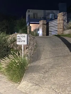 a sign on the side of a driveway at Altos del Oeste in Villa Carlos Paz