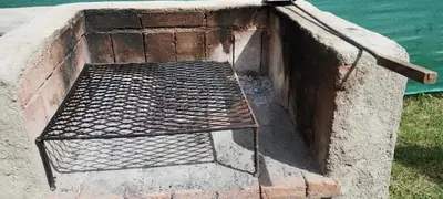 a metal grate on the side of a concrete wall at Alpinas El Chusmo in Villa Ciudad Parque