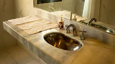a silver sink in a bathroom with a mirror at Merlín Art Lodge in Atos Pampa