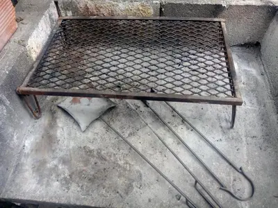 an old metal bench sitting on the ground at Alojamiento Centro de Carlos Paz in Villa Carlos Paz