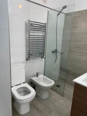 a bathroom with a toilet and a shower and a sink at Las Pircas Housing in Alta Gracia