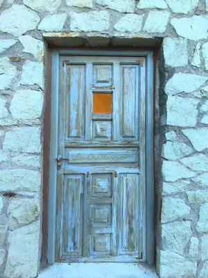 an old wooden door in a stone wall at Casas Serranas in La Bajada