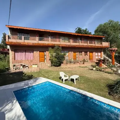Cabaña frente al rio solo familias