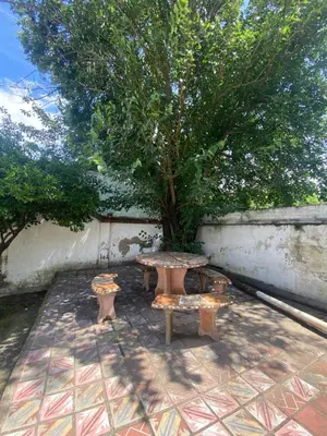 a table and bench next to a tree at Cabaña EMI en Cabañas María in Villa Carlos Paz