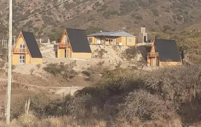a group of houses on a hill with a mountain at Complejo Habitacional RLM 25 in Cortaderas