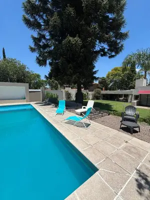 a swimming pool with two chairs and a tree at La mejor opción para tu estadía en Córdoba con amigos in Cordoba