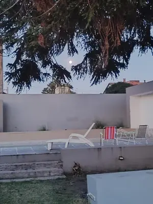 a couple of chairs sitting on top of a wall at La mejor opción para tu estadía en Córdoba con amigos in Cordoba