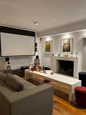 a living room with a couch and a large screen at La mejor opción para tu estadía en Córdoba con amigos in Cordoba