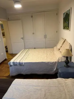 a bedroom with a bed and a table with a lamp at La mejor opción para tu estadía en Córdoba con amigos in Cordoba