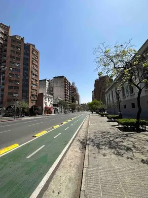 an empty street in a city with tall buildings at Departamento Premium con hermosos atardeceres in Cordoba