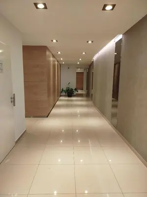 an empty hallway in an office building with a tile floor at Apart Center in Río Cuarto
