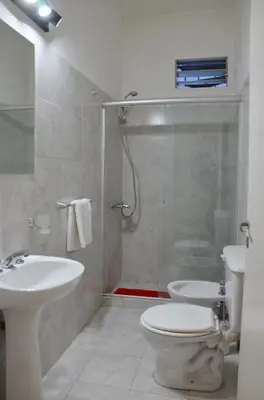 a bathroom with a toilet and a sink and a shower at Amplio departamento de un dormitorio a 15 min del centro de la ciudad in Cordoba