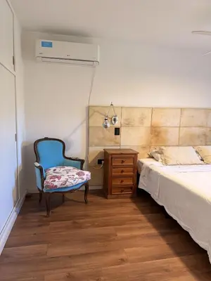 a bedroom with a bed and a chair and a dresser at Departamento Córdoba IV, estadio Kempes, Siglo 21,Cerro de las Rosas, Chateau in Cordoba