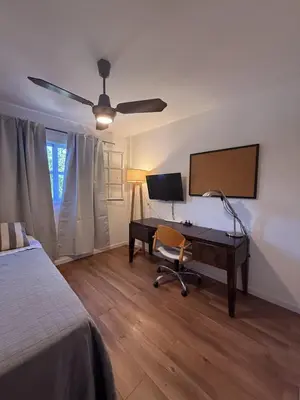 a bedroom with a desk with a computer and a ceiling fan at Departamento Córdoba IV, estadio Kempes, Siglo 21,Cerro de las Rosas, Chateau in Cordoba