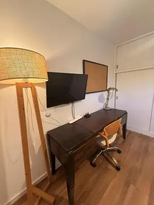 a desk with a lamp and a desk with a chair at Departamento Córdoba IV, estadio Kempes, Siglo 21,Cerro de las Rosas, Chateau in Cordoba