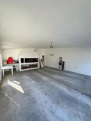 an empty garage with a white wall and a ceiling at El GOLF in Alta Gracia