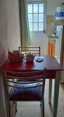 a table with two baskets on top of it in a kitchen at Rincón de las Calandrias Embalse in Embalse