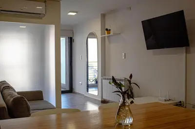 a living room with a table and a couch at El Nuevo Obispo, ubicación 5 estrellas, balcón y pileta in Cordoba