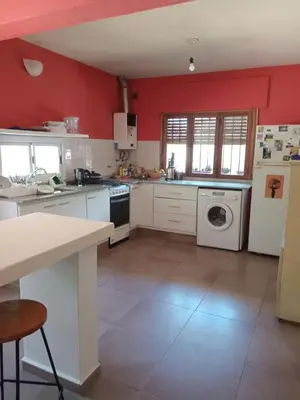 a kitchen with white appliances and red walls at Casa verde - cerca Hospital Privado y Quality in Cordoba