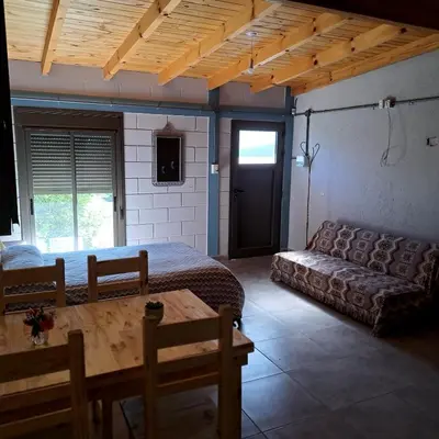 a bedroom with a bed and a couch and a table at Departamento Interno, Barrio Universidad in Río Cuarto