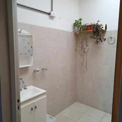 a bathroom with a shower with a sink and a toilet at Departamento Interno, Barrio Universidad in Río Cuarto