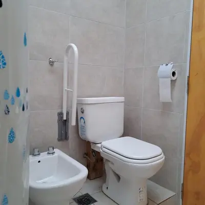 a bathroom with a toilet and a sink at Departamento Interno, Barrio Universidad in Río Cuarto
